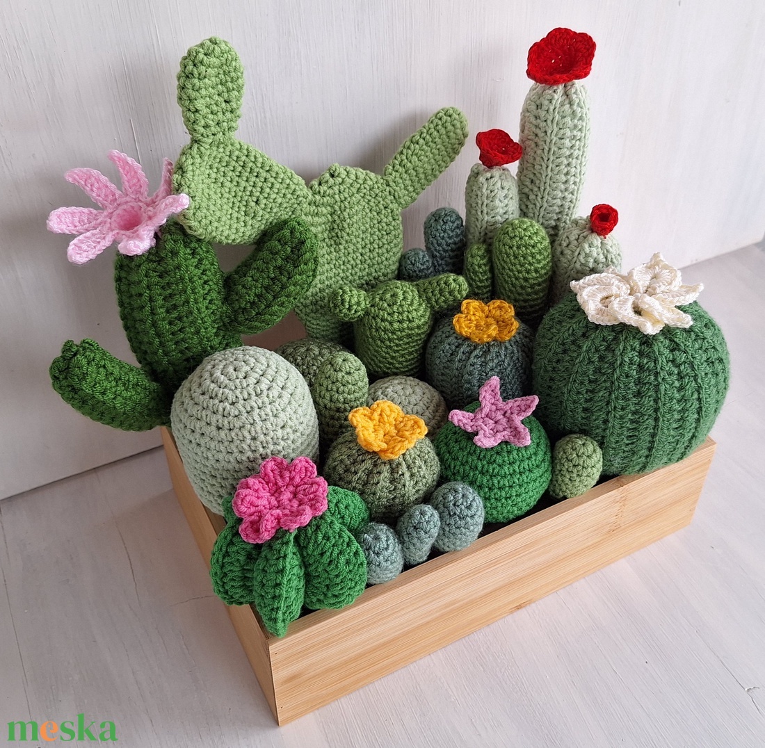Örökzöld kaktuszkert � 24 db horgolt kaktusz bambusz ládában - otthon & életmód - dekoráció - asztal és polc dekoráció - asztaldísz - Meska.hu