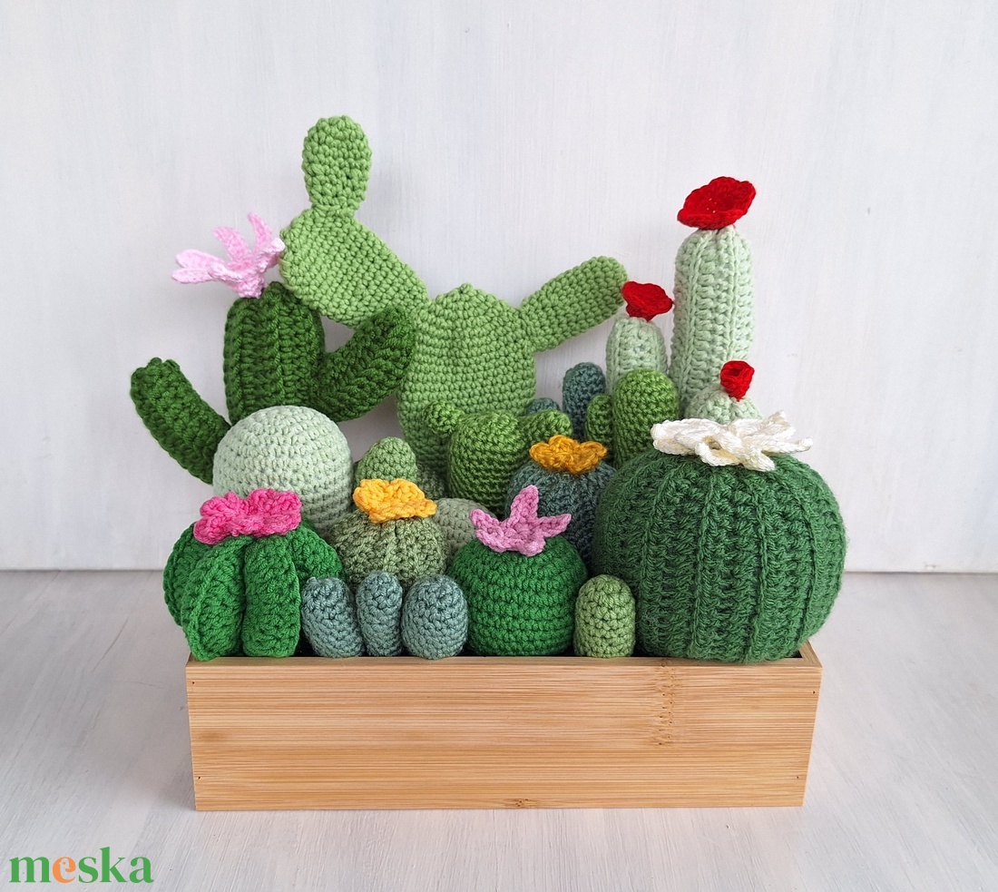 Örökzöld kaktuszkert � 24 db horgolt kaktusz bambusz ládában - otthon & életmód - dekoráció - asztal és polc dekoráció - asztaldísz - Meska.hu