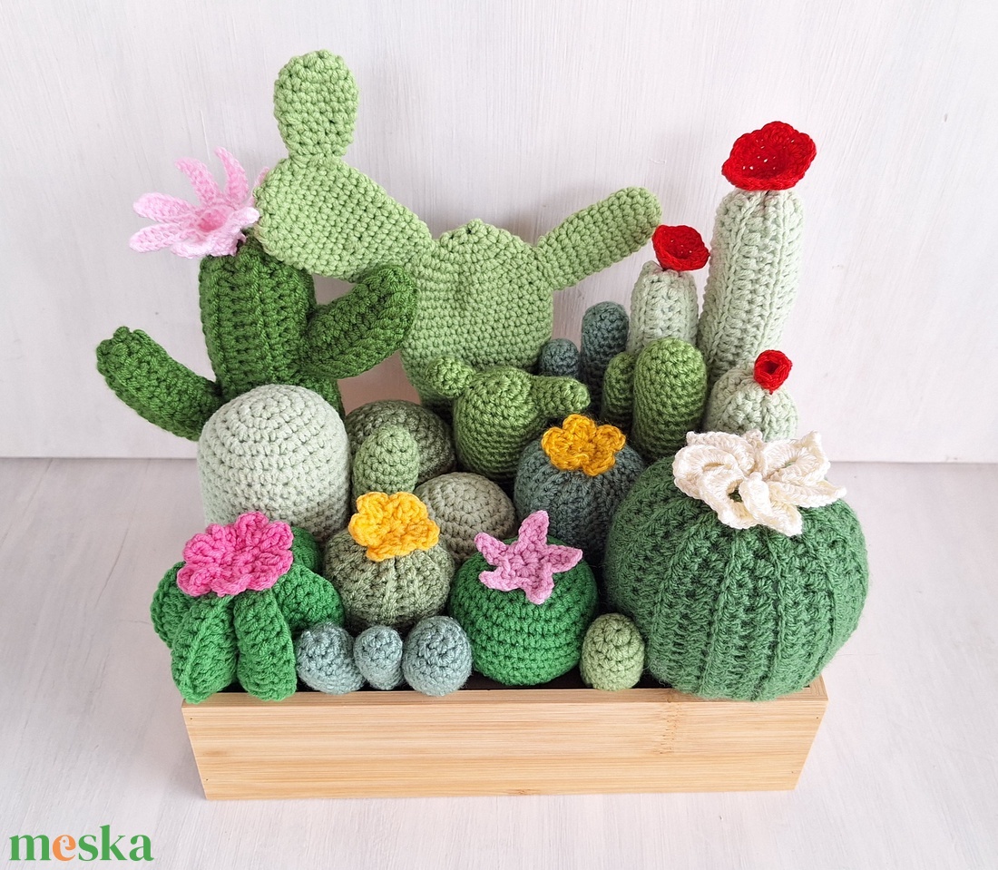 Örökzöld kaktuszkert � 24 db horgolt kaktusz bambusz ládában - otthon & életmód - dekoráció - asztal és polc dekoráció - asztaldísz - Meska.hu