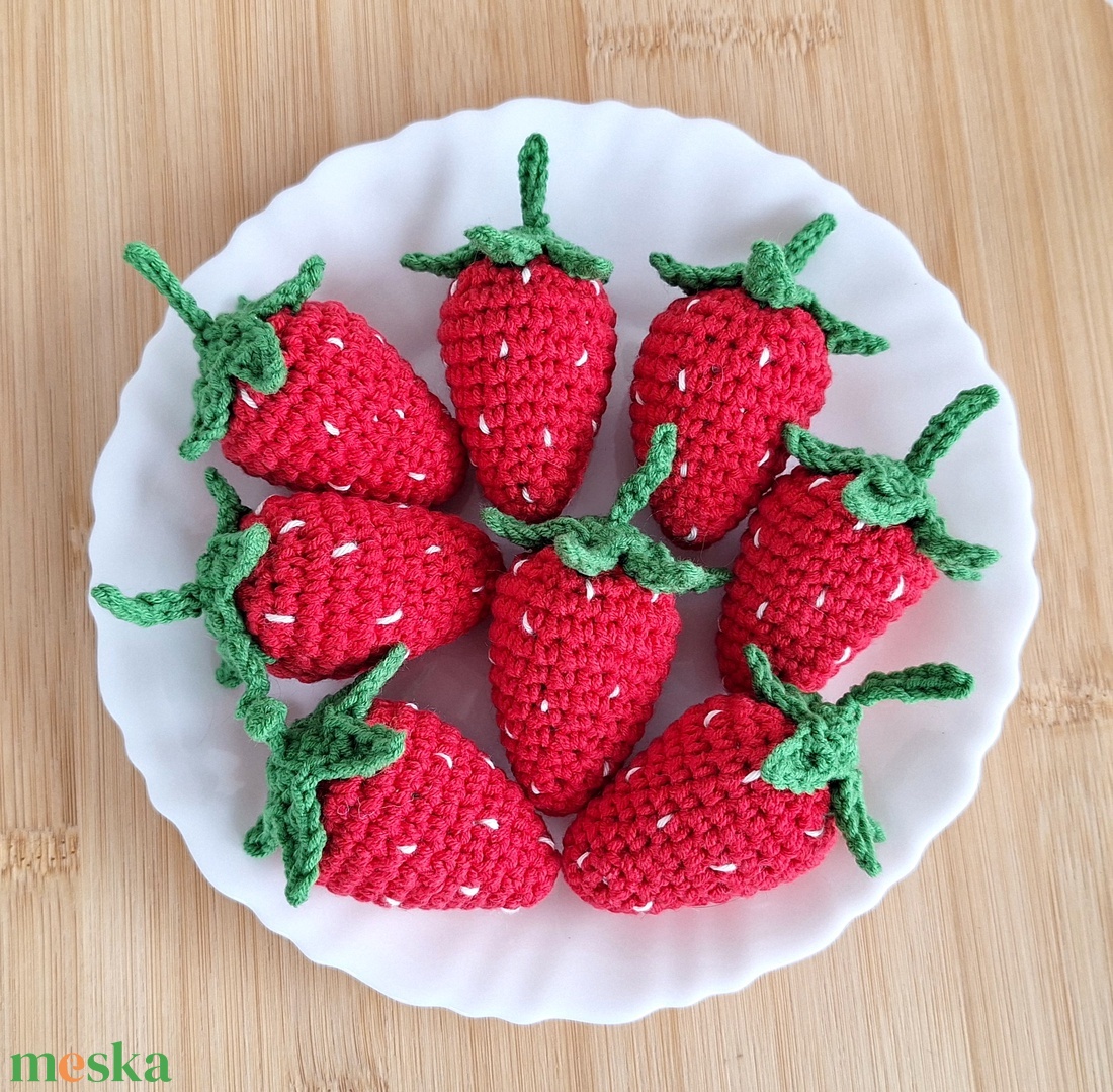Horgolt eper � élethű, kézzel készült dekoráció - játék & sport - gyerekkonyha - játék gyümölcsök és zöldségek - Meska.hu