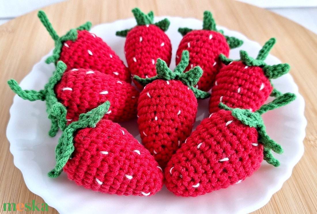 Horgolt eper � élethű, kézzel készült dekoráció - játék & sport - gyerekkonyha - játék gyümölcsök és zöldségek - Meska.hu