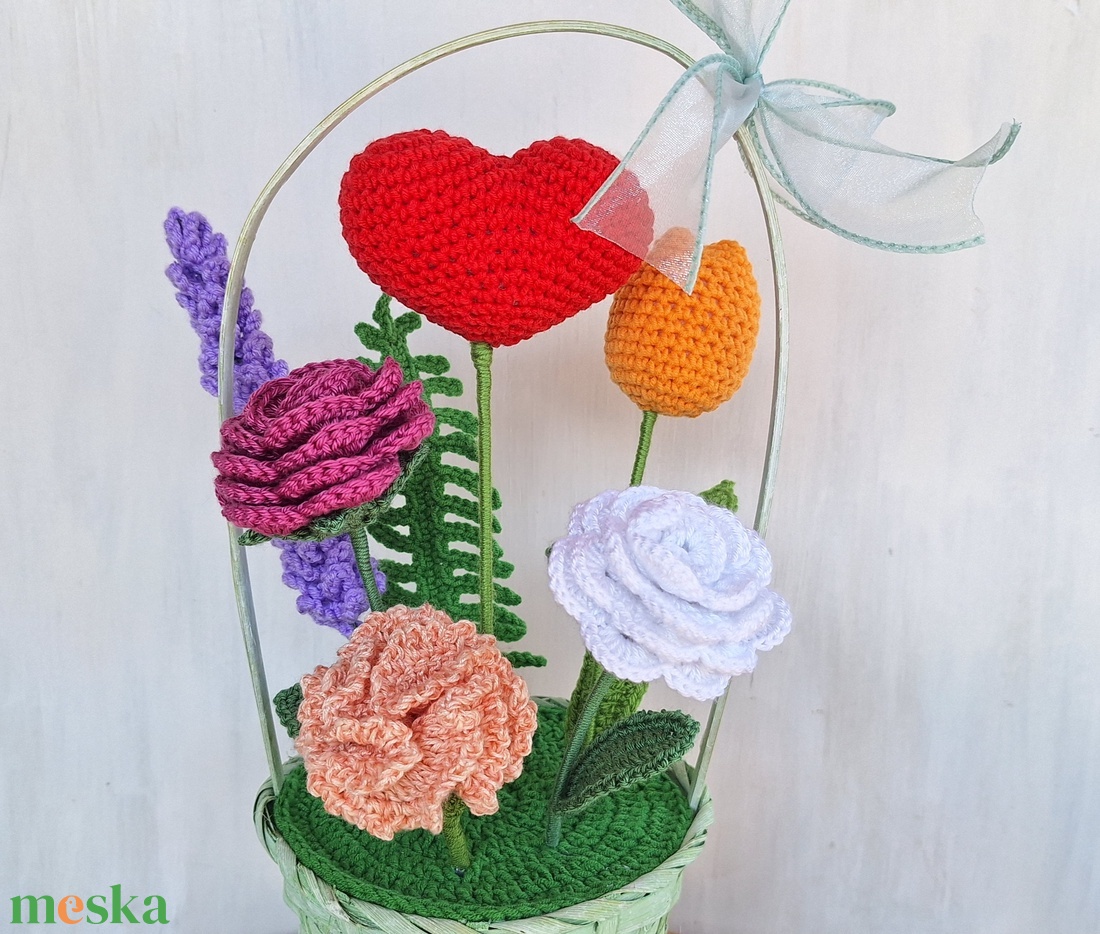Anyák napi horgolt virágkosár szívvel � örök csokor szeretettel - otthon & életmód - dekoráció - asztal és polc dekoráció - asztaldísz - Meska.hu