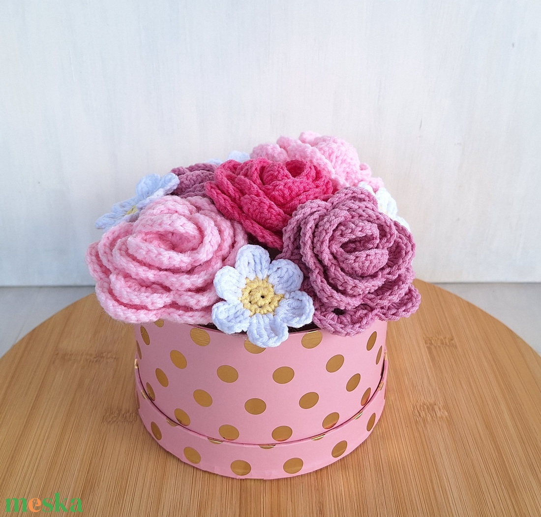 Rózsabox- Virágdoboz horgolt rózsákkal és margarétákkal - otthon & életmód - virágdekoráció - virágok - virágbox - Meska.hu