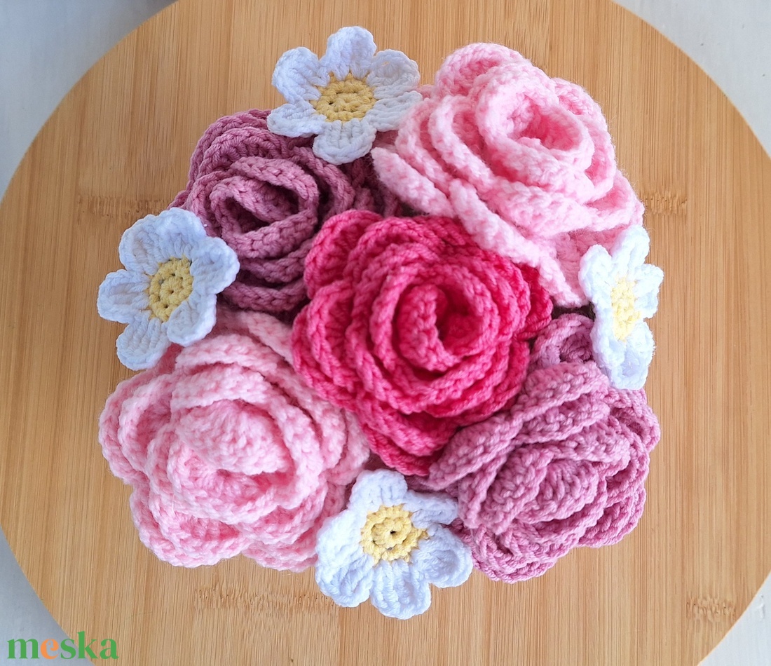 Rózsabox- Virágdoboz horgolt rózsákkal és margarétákkal - otthon & életmód - virágdekoráció - virágok - virágbox - Meska.hu