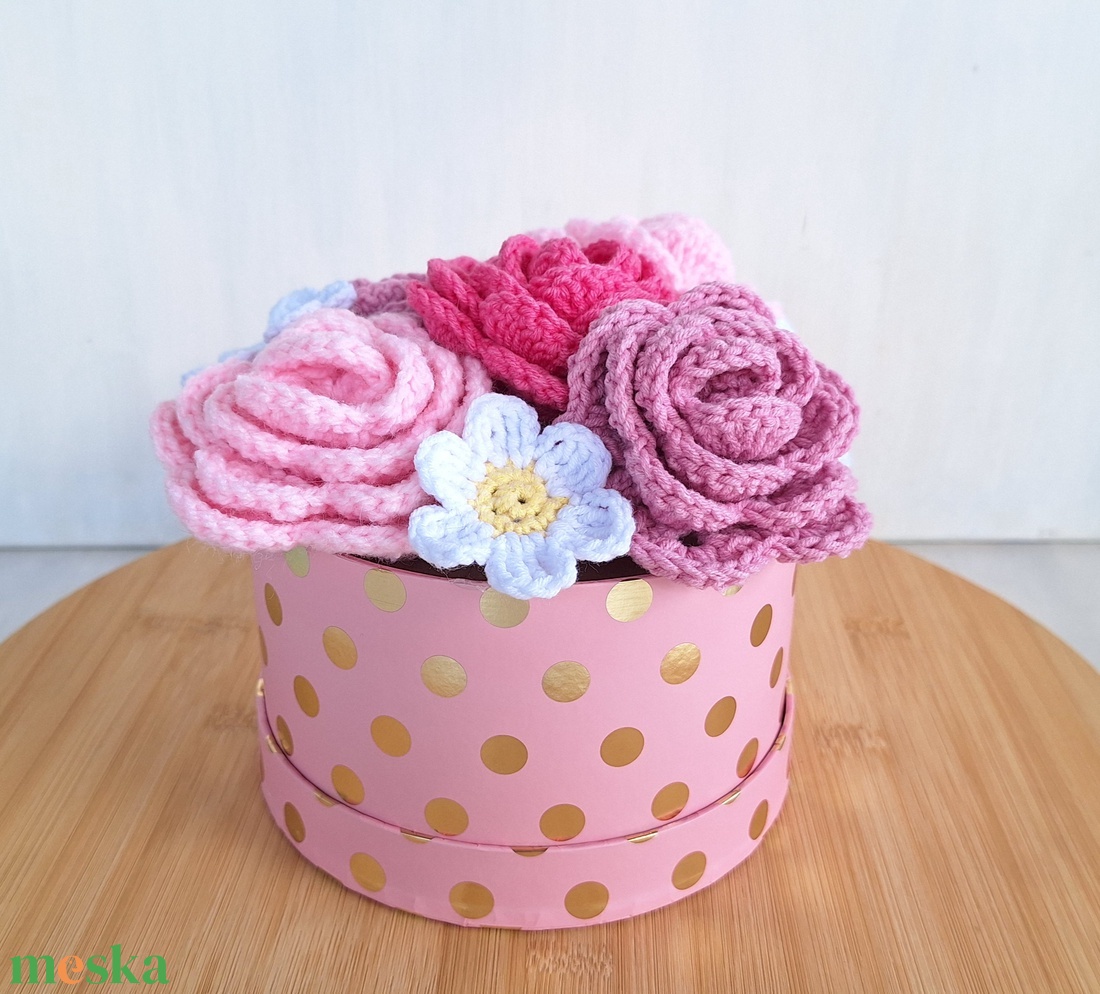 Rózsabox- Virágdoboz horgolt rózsákkal és margarétákkal - otthon & életmód - virágdekoráció - virágok - virágbox - Meska.hu