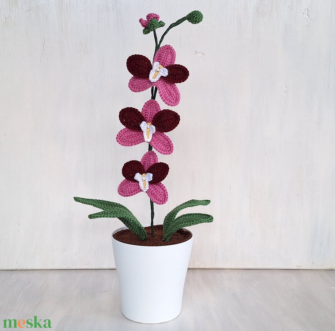 Horgolt orchidea kaspóban - bordó / rózsaszín - otthon & életmód - virágdekoráció - virágdíszek - virágdísz kaspóban - Meska.hu