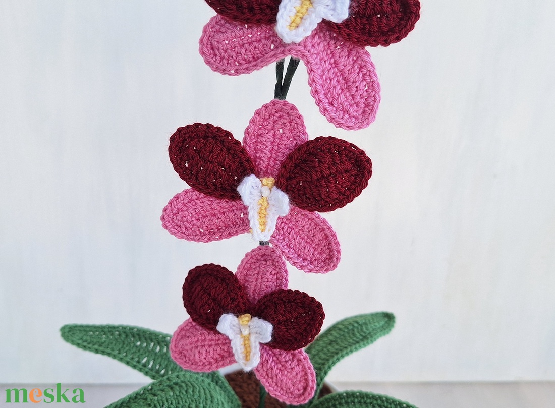 Horgolt orchidea kaspóban - bordó / rózsaszín - otthon & életmód - virágdekoráció - virágdíszek - virágdísz kaspóban - Meska.hu