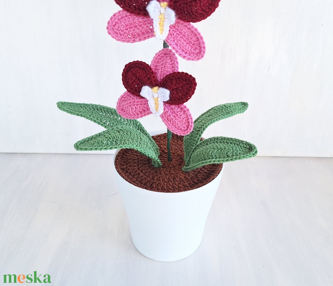 Horgolt orchidea kaspóban - bordó / rózsaszín - otthon & életmód - virágdekoráció - virágdíszek - virágdísz kaspóban - Meska.hu