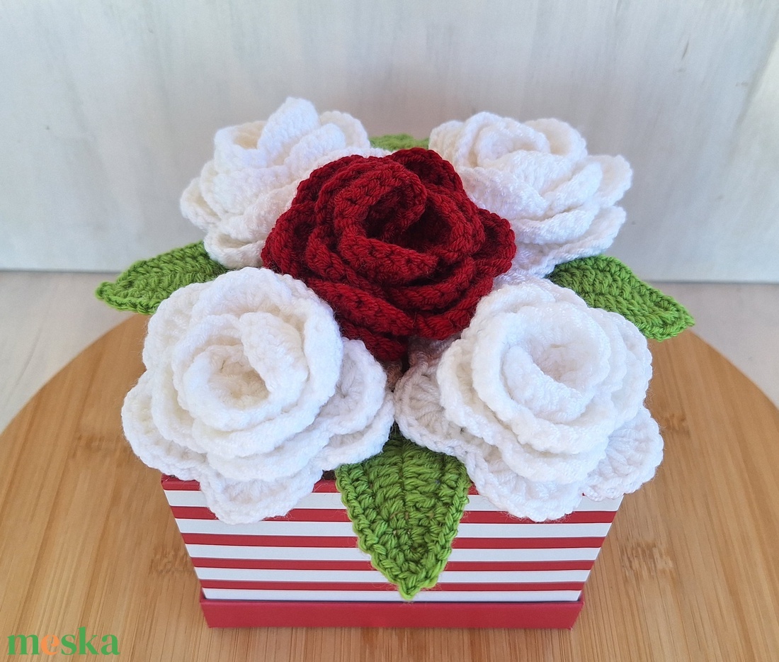 Rózsabox- Virágdoboz horgolt rózsákkal - otthon & életmód - virágdekoráció - virágok - virágbox - Meska.hu