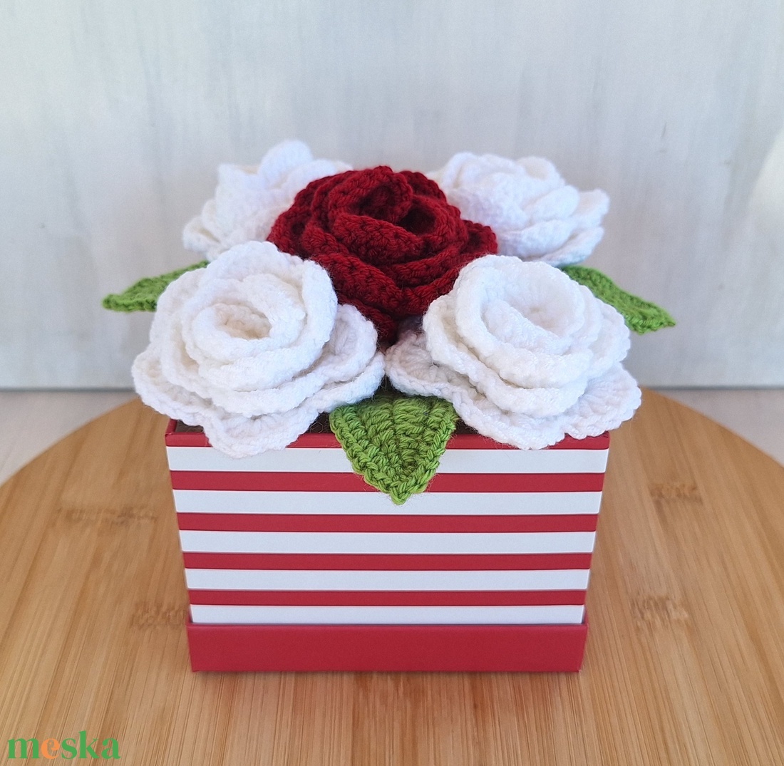 Rózsabox- Virágdoboz horgolt rózsákkal - otthon & életmód - virágdekoráció - virágok - virágbox - Meska.hu