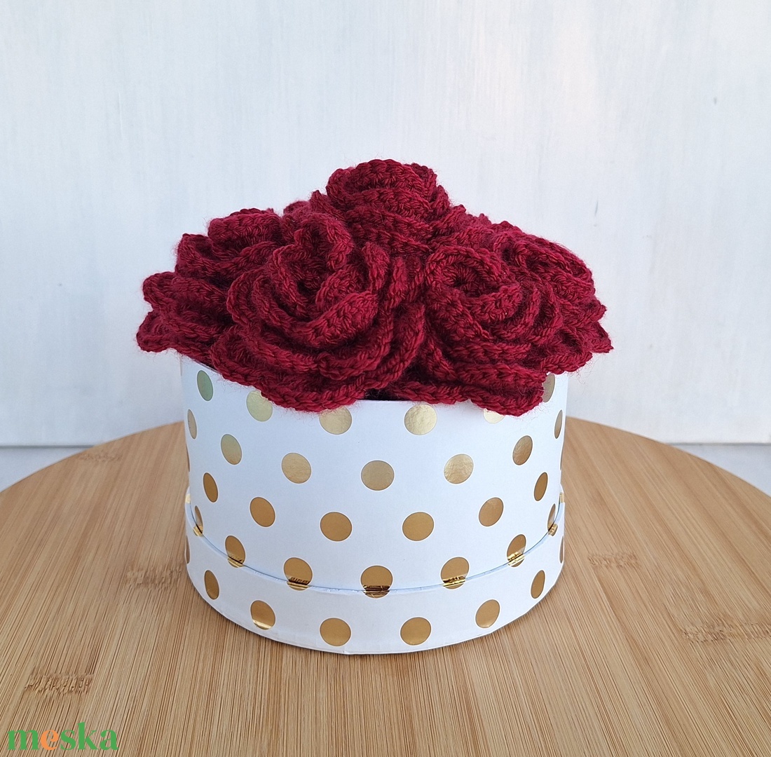 Rózsabox - Virágdoboz horgolt vörös rózsákkal - otthon & életmód - virágdekoráció - virágok - virágbox - Meska.hu