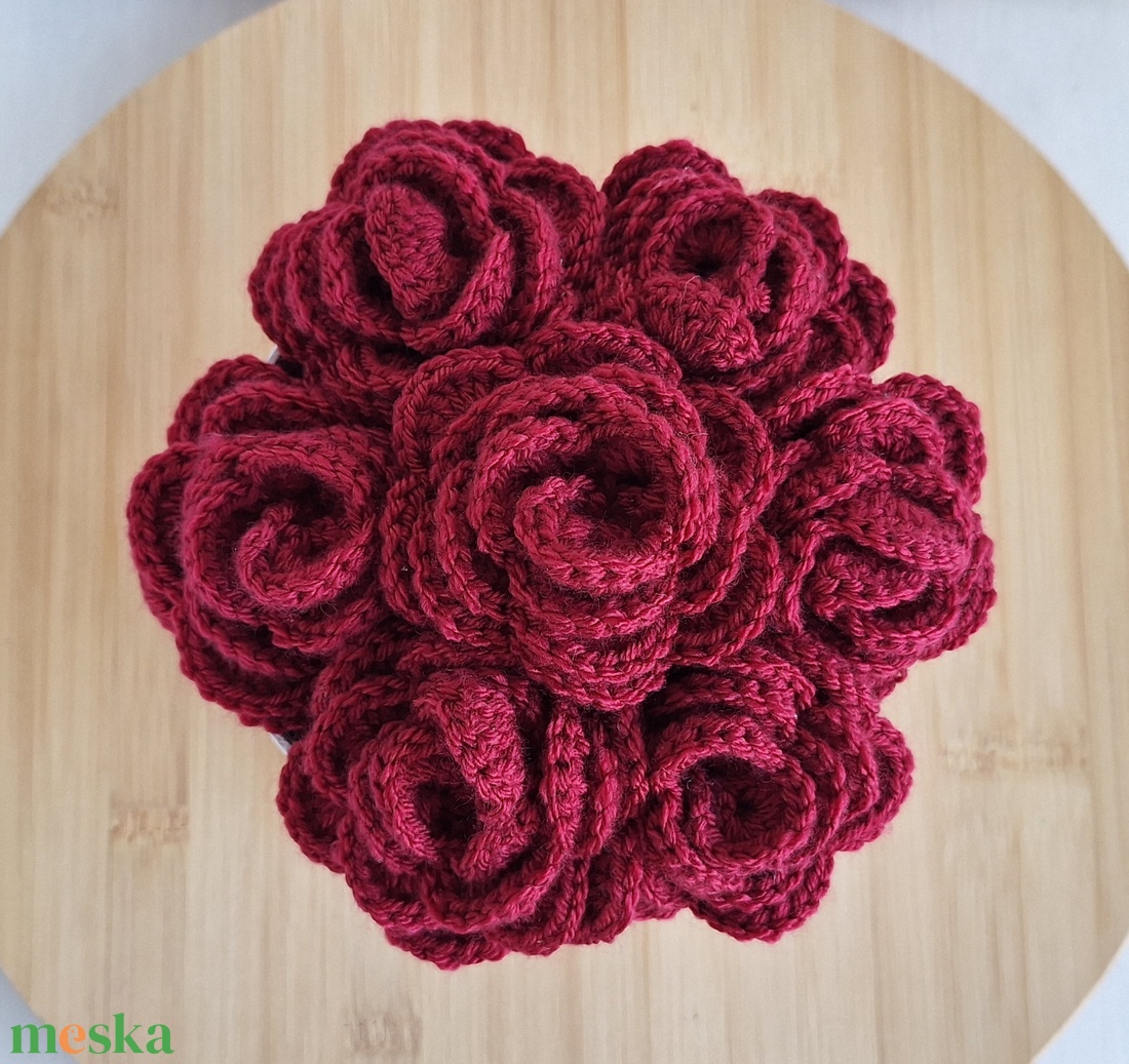 Rózsabox - Virágdoboz horgolt vörös rózsákkal - otthon & életmód - virágdekoráció - virágok - virágbox - Meska.hu