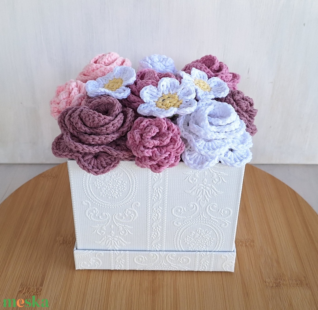 Romantikus rózsabox � horgolt virágokkal - otthon & életmód - virágdekoráció - virágok - virágbox - Meska.hu