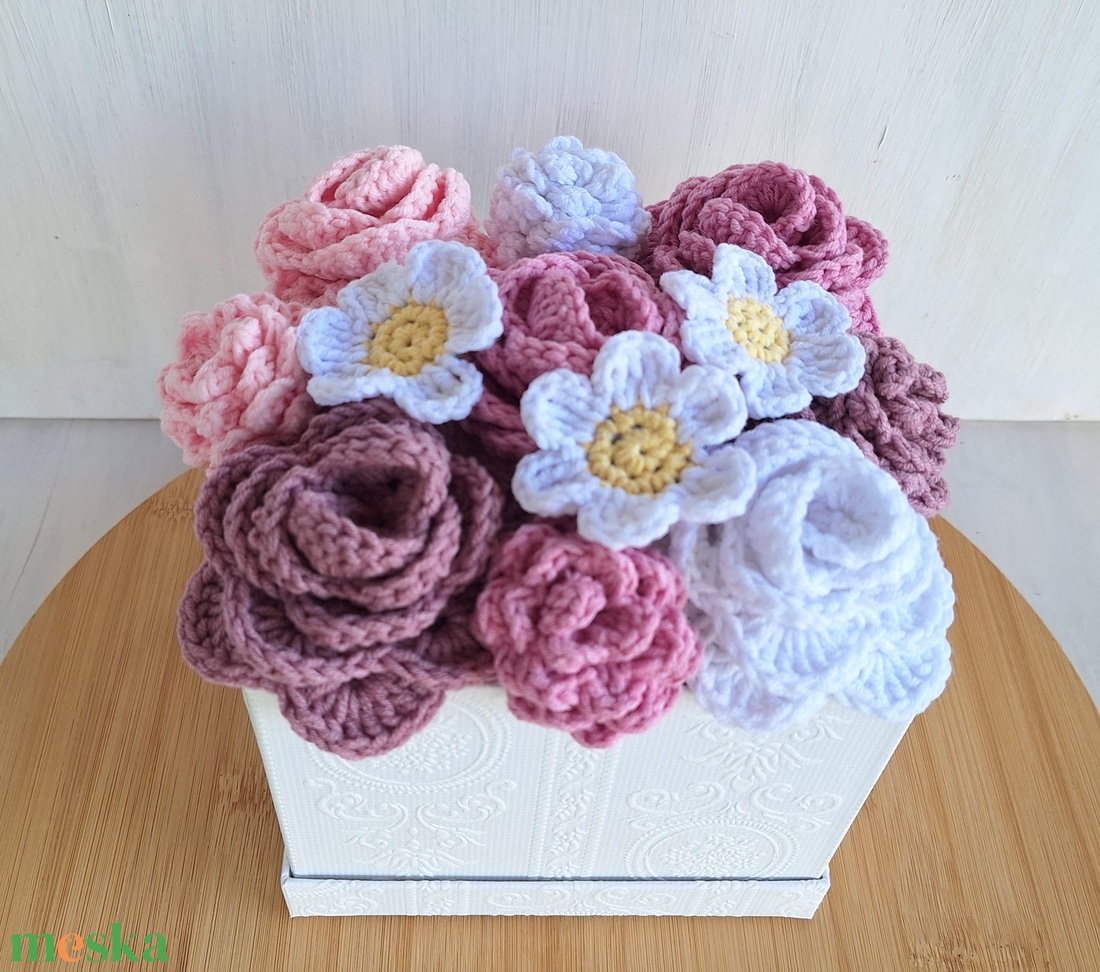 Romantikus rózsabox � horgolt virágokkal - otthon & életmód - virágdekoráció - virágok - virágbox - Meska.hu