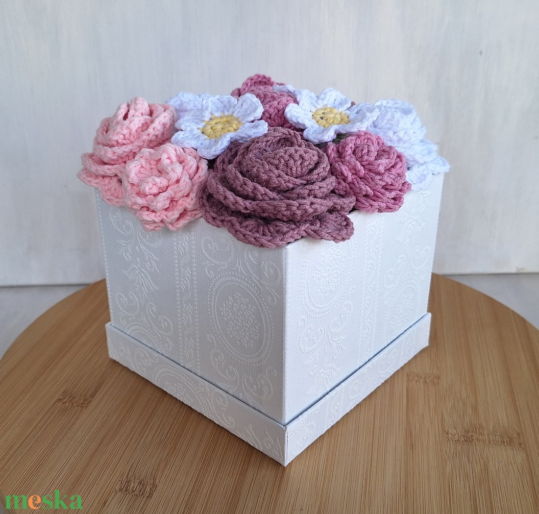 Romantikus rózsabox � horgolt virágokkal - otthon & életmód - virágdekoráció - virágok - virágbox - Meska.hu