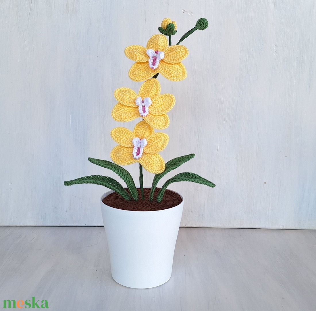 Horgolt orchidea kaspóban - sárga  - otthon & életmód - virágdekoráció - virágdíszek - virágdísz kaspóban - Meska.hu