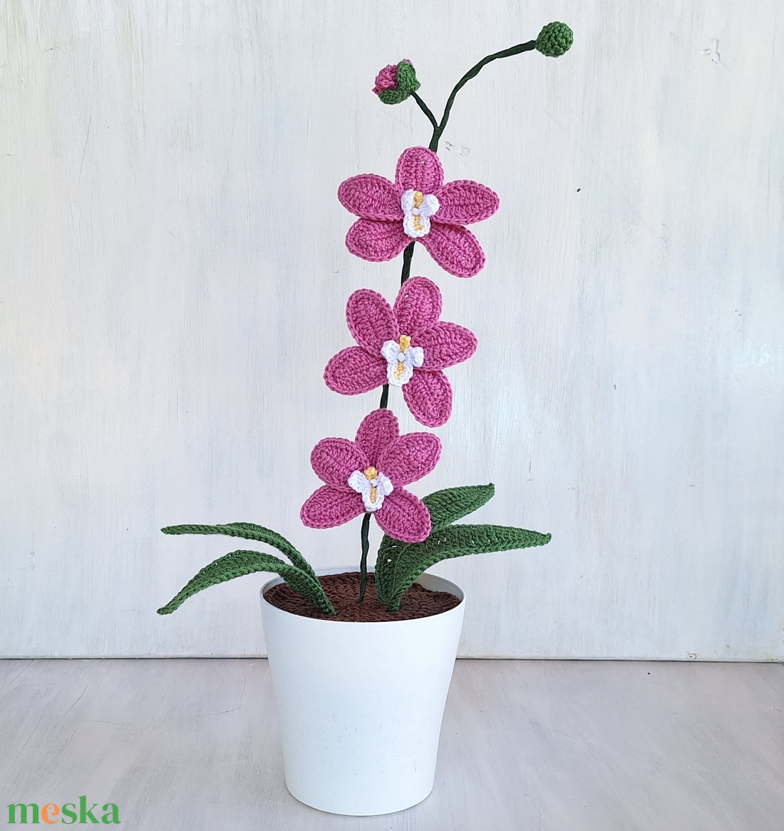 Horgolt orchidea kaspóban - rózsaszín és bordó / rózsaszín - otthon & életmód - virágdekoráció - virágdíszek - virágdísz kaspóban - Meska.hu