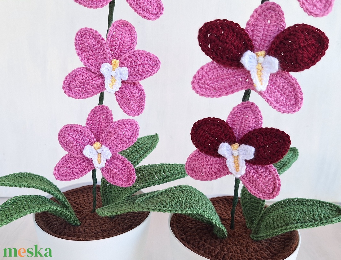 Horgolt orchidea kaspóban - rózsaszín és bordó / rózsaszín - otthon & életmód - virágdekoráció - virágdíszek - virágdísz kaspóban - Meska.hu