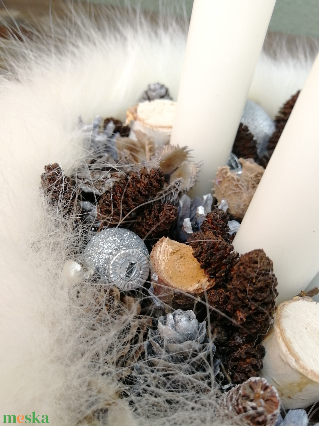 Fehér szőrme adventi koszorú, asztaldísz - karácsony - adventi díszek - adventi koszorú - Meska.hu