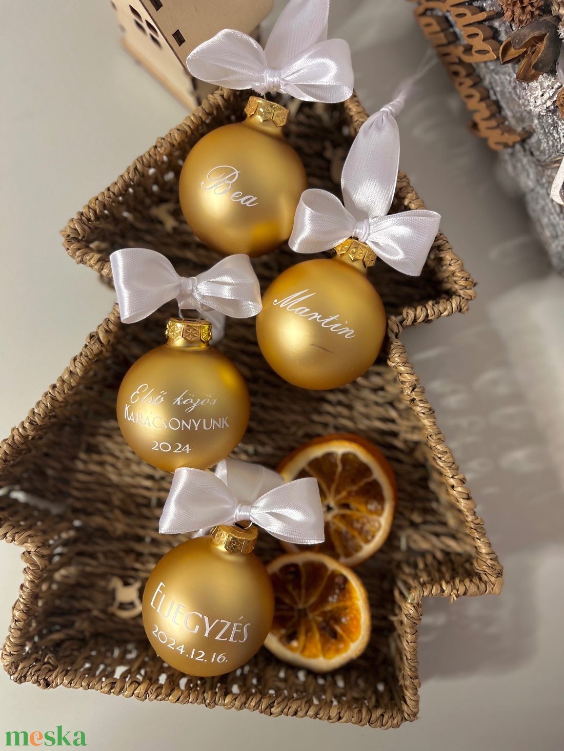 Karácsonyi üveggömb családi szett (karácsonyfadísz) - Arany színű egyedi felirattal - karácsony - karácsonyi lakásdekoráció - karácsonyfadíszek - Meska.hu