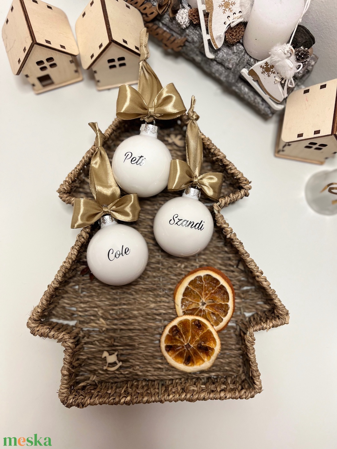Karácsonyi üveggömb családi szett (3 db-os) - opál fehér matt egyedi felirattal  - karácsony - karácsonyi lakásdekoráció - karácsonyfadíszek - Meska.hu