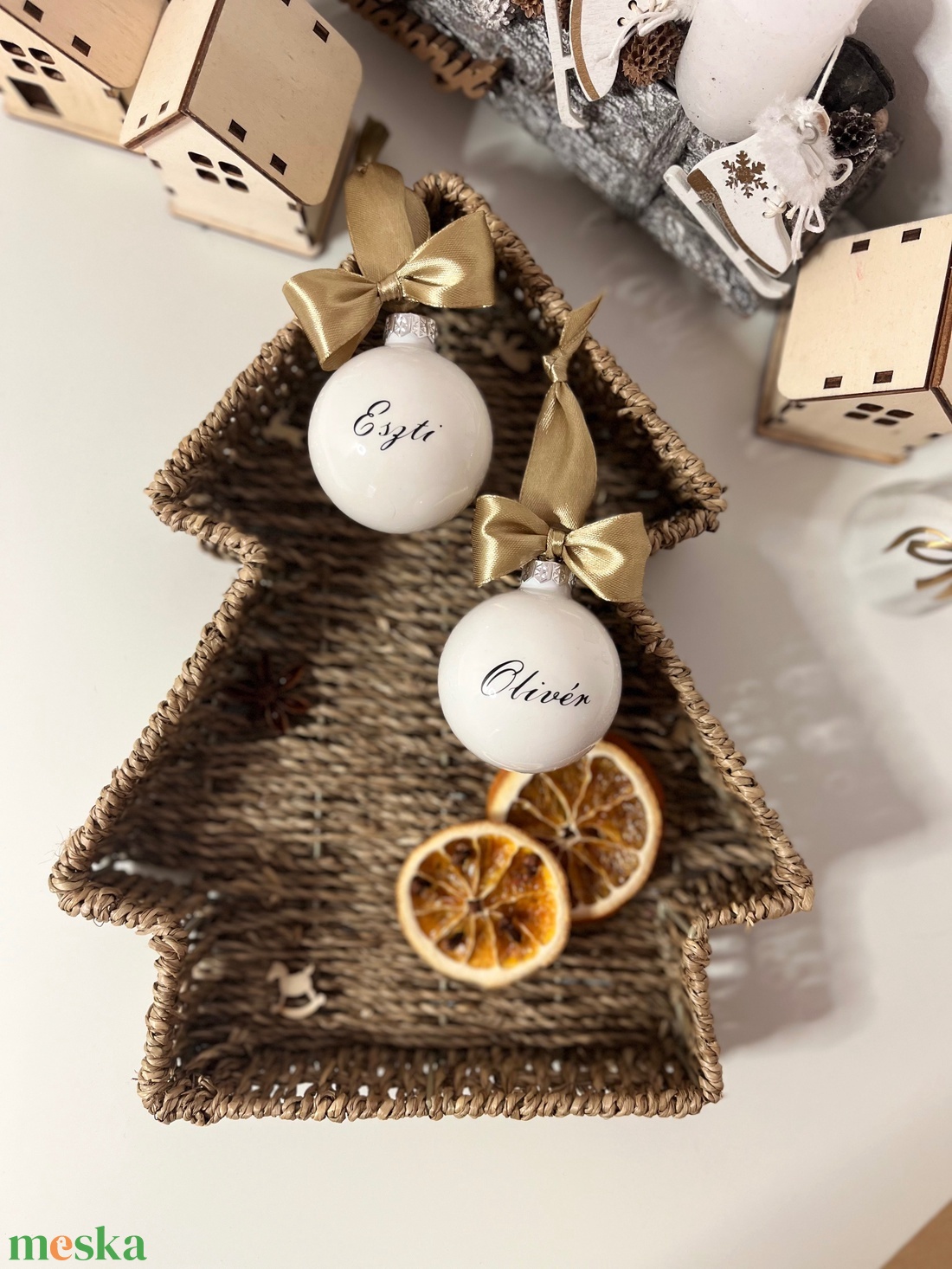 Karácsonyi üveggömb családi szett (3 db-os) - opál fehér matt egyedi felirattal  - karácsony - karácsonyi lakásdekoráció - karácsonyfadíszek - Meska.hu