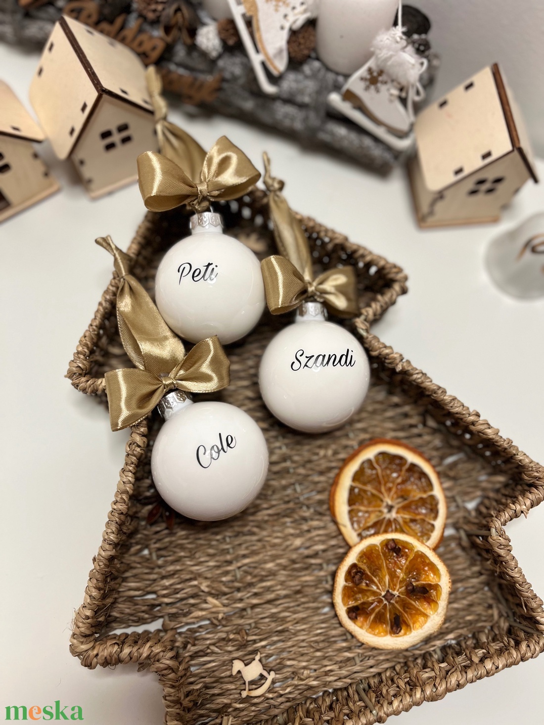 Karácsonyi üveggömb családi szett (3 db-os) - opál fehér matt egyedi felirattal  - karácsony - karácsonyi lakásdekoráció - karácsonyfadíszek - Meska.hu