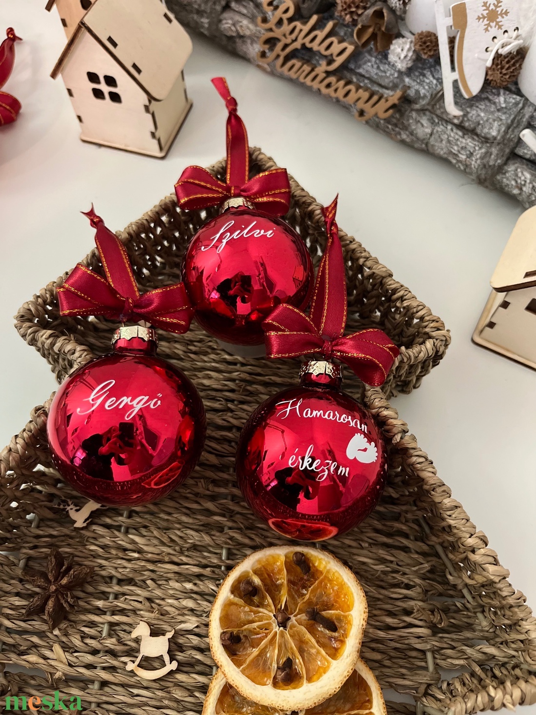 Karácsonyi üveggömb (karácsonyfadísz) - Burgundi - fényes egyedi felirattal - karácsony - karácsonyi lakásdekoráció - karácsonyfadíszek - Meska.hu