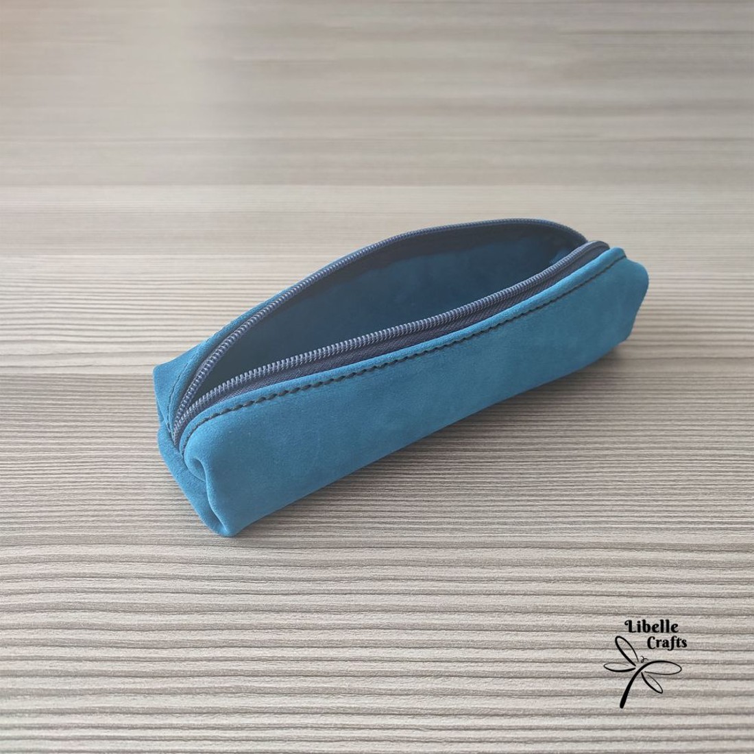 Kék bőrből készült tolltartó - otthon & életmód - papír, írószer - tolltartó & ceruzatekercs - Meska.hu