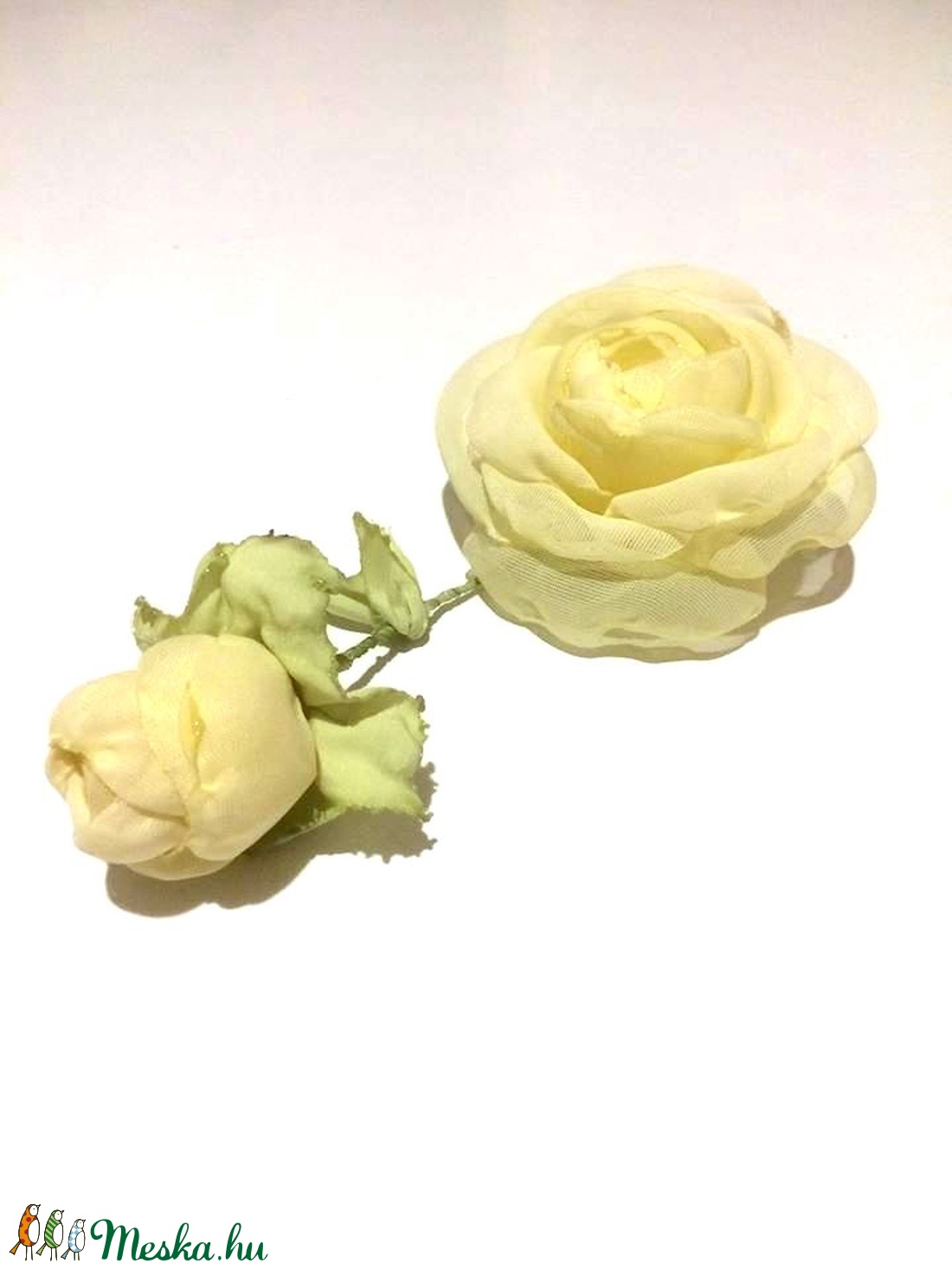 Vaníliaszín rózsák almazölddel - rózsás bross - ékszer - kitűző és bross - Meska.hu Vaníliaszín rózsák almazölddel - rózsás bross - ékszer - kitűző és bross - Meska.hu