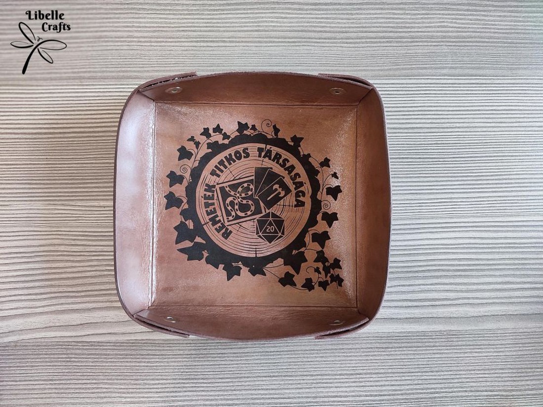 Remeték Titkos Társasága logóval ellátott kockadobó tálca - játék & sport - táblajáték és kártyajáték - társasjátékok - dobókocka - Meska.hu