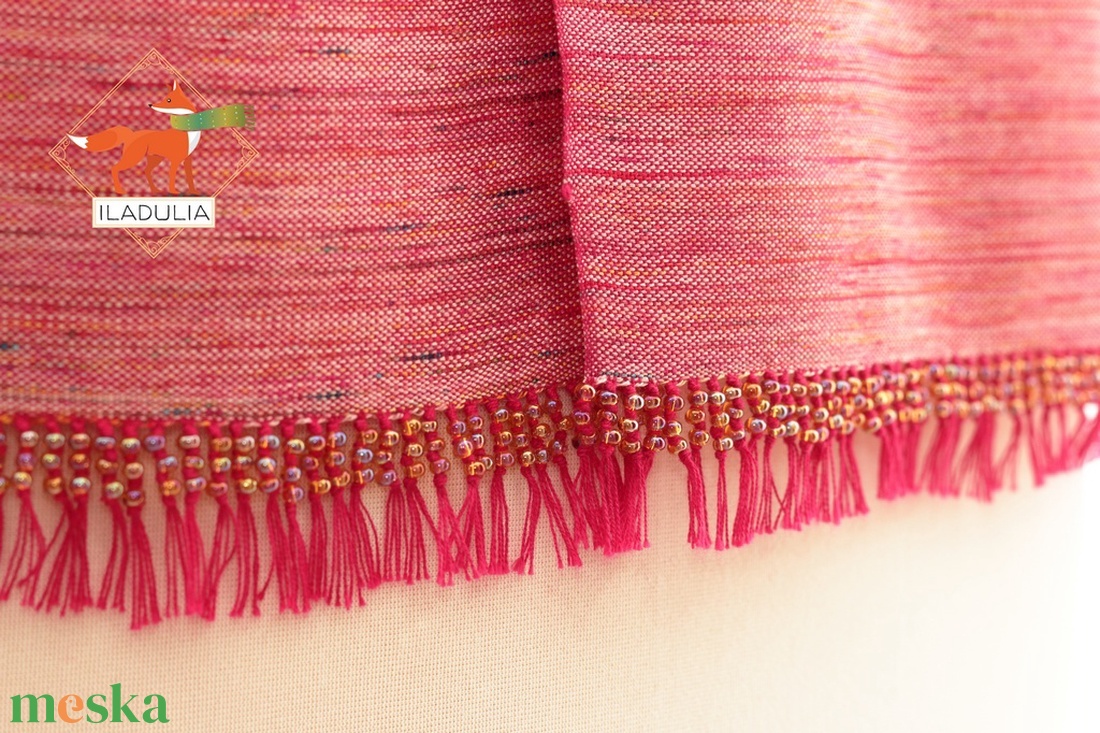 Kézzel festett hernyóselyem, gyöngyös rojttal díszített kézi szőttes sál. (62) - ruha & divat - sál, sapka, kendő - sál - Meska.hu