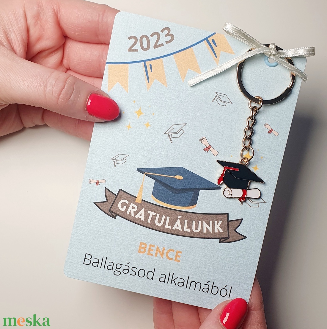 Ballagási ajándékozó kártya - ballagó kalapos kulcstartóval, névre szóló, (diplomaosztó ajándék, ballagási ajándék) - otthon & életmód - papír, írószer - ajándékozás kellékei - ajándékkísérő - Meska.hu Ballagási ajándékozó kártya - ballagó kalapos kulcstartóval, névre szóló, (diplomaosztó ajándék, ballagási ajándék) - otthon & életmód - papír, írószer - ajándékozás kellékei - ajándékkísérő - Meska.hu