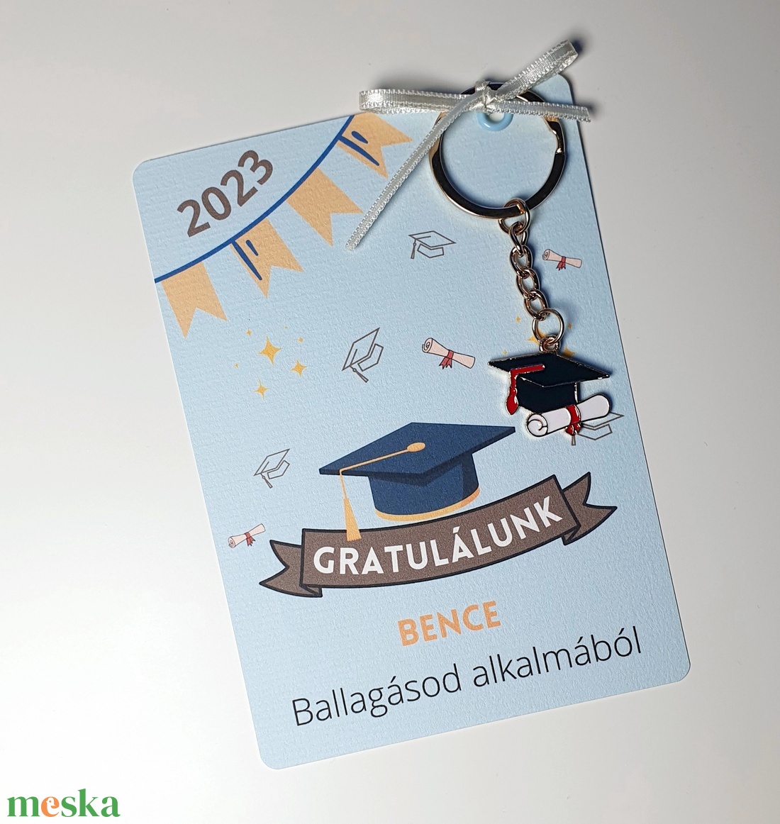 Ballagási ajándékozó kártya - ballagó kalapos kulcstartóval, névre szóló, (diplomaosztó ajándék, ballagási ajándék) - otthon & életmód - papír, írószer - ajándékozás kellékei - ajándékkísérő - Meska.hu Ballagási ajándékozó kártya - ballagó kalapos kulcstartóval, névre szóló, (diplomaosztó ajándék, ballagási ajándék) - otthon & életmód - papír, írószer - ajándékozás kellékei - ajándékkísérő - Meska.hu