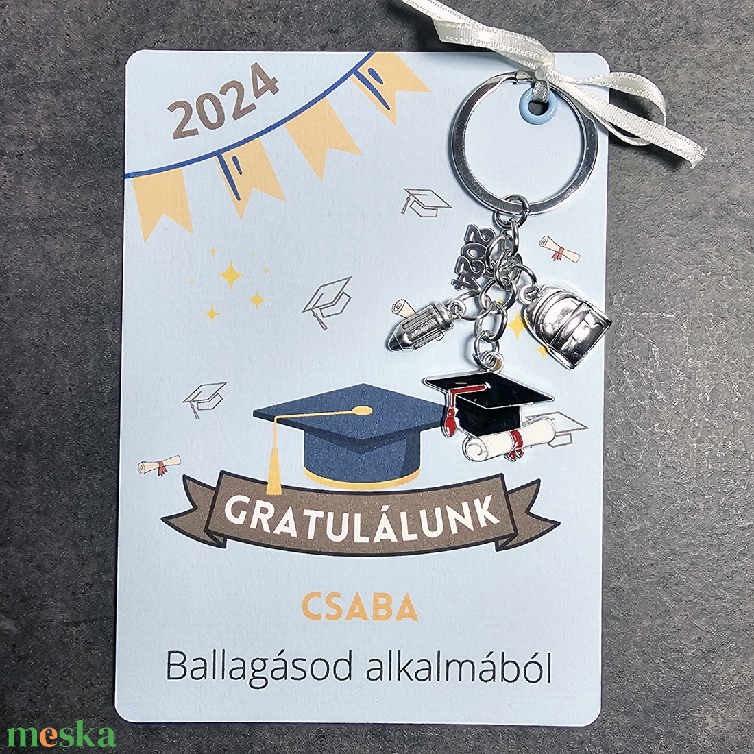 Ballagási ajándékozó kártya - ballagókalapos, 2024 kulcstartóval, névre szóló, (diplomaosztó ajándék, ballagási ajándék) - otthon & életmód - papír, írószer - Meska.hu Ballagási ajándékozó kártya - ballagókalapos, 2024 kulcstartóval, névre szóló, (diplomaosztó ajándék, ballagási ajándék) - otthon & életmód - papír, írószer - Meska.hu