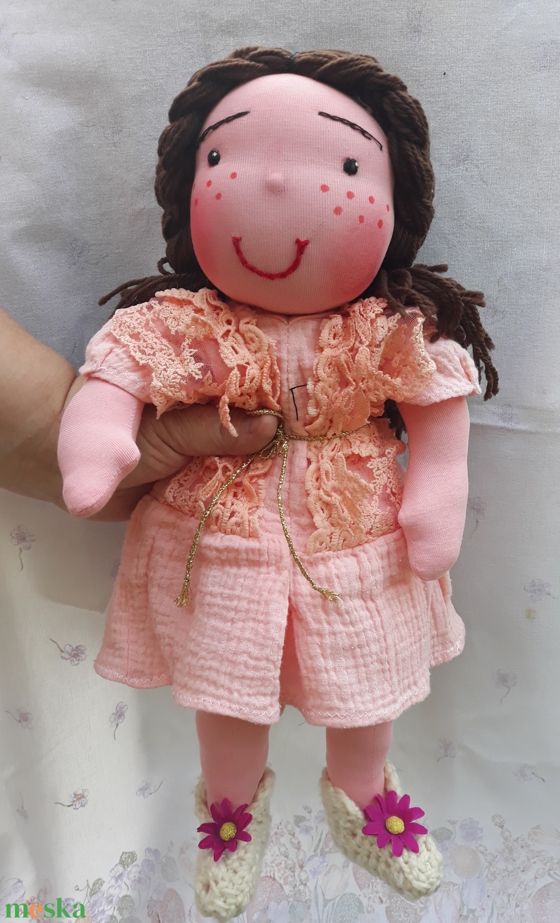 Waldorf jellegű lány baba csipkés pamut ruhában; Rongybaba; Játékbaba - játék & sport - baba & babaház - öltöztethető baba - Meska.hu Waldorf jellegű lány baba csipkés pamut ruhában; Rongybaba; Játékbaba - játék & sport - baba & babaház - öltöztethető baba - Meska.hu