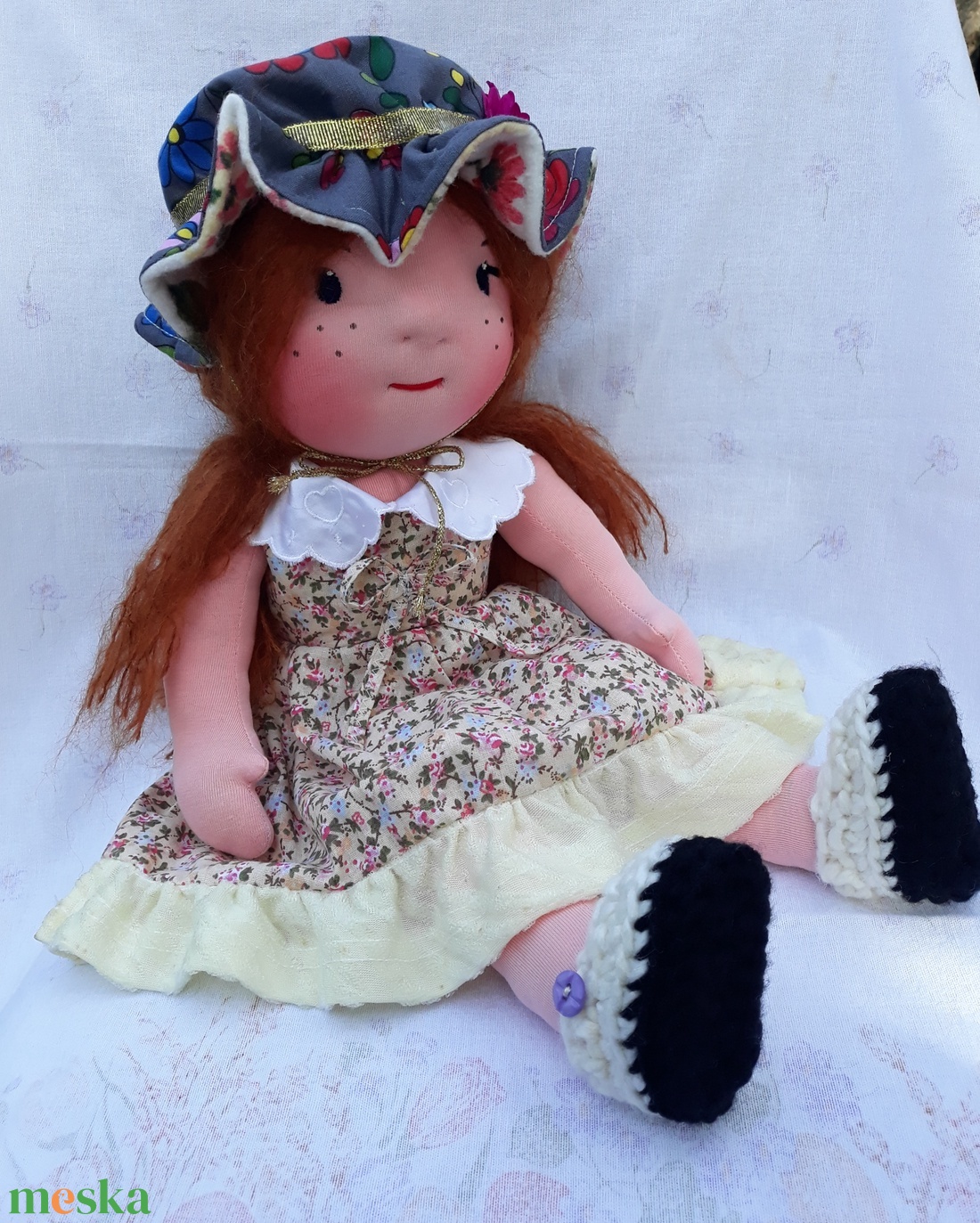 Waldorf jellegű lány baba kis kalappal, mintás ruhában; Rongybaba; Játékbaba - játék & sport - baba & babaház - öltöztethető baba - Meska.hu
