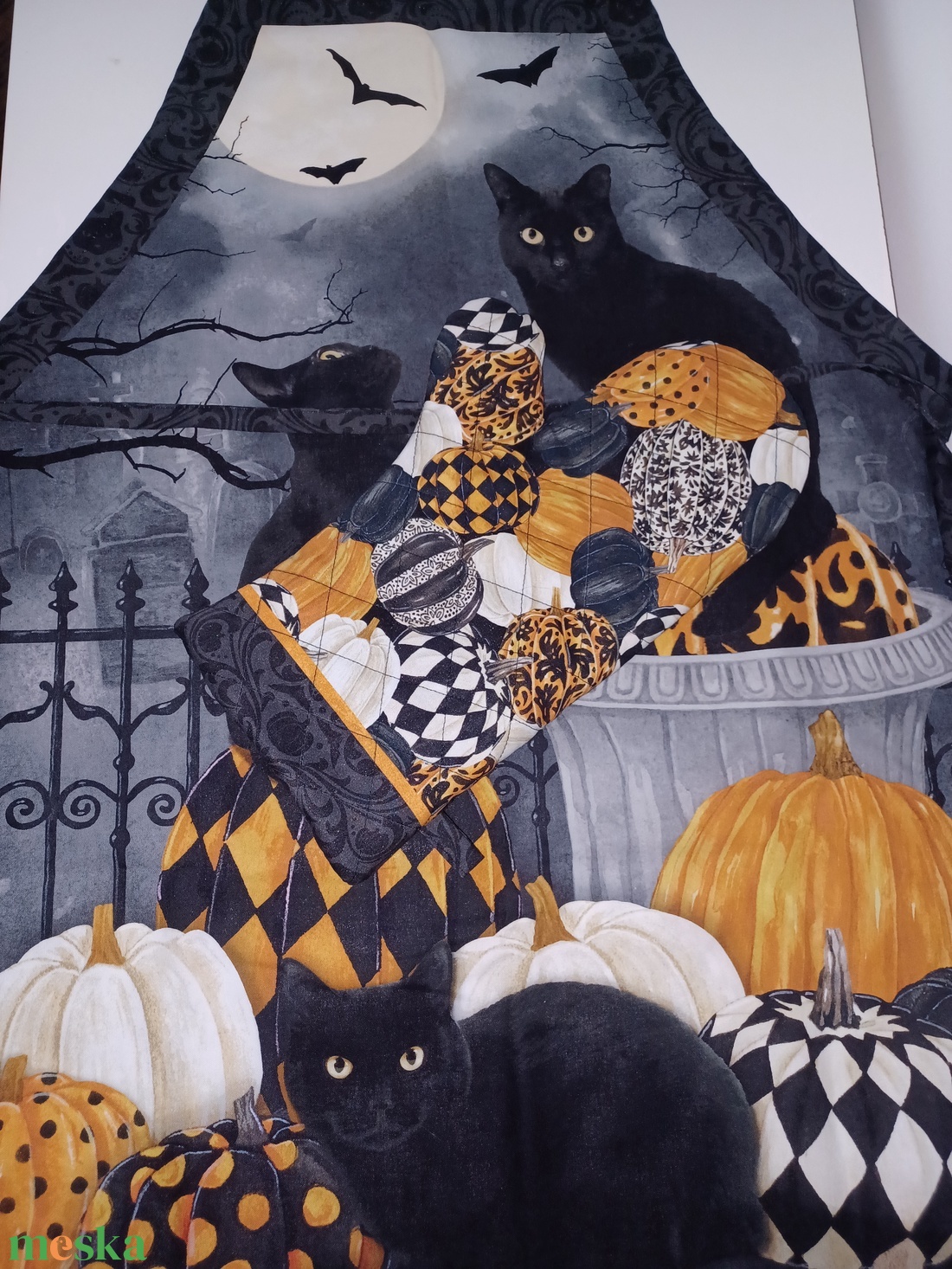 Halloweeni kötény és edényfogó kesztyű - otthon & életmód - dekoráció - halloween - halloweeni dekoráció - Meska.hu Halloweeni kötény és edényfogó kesztyű - otthon & életmód - dekoráció - halloween - halloweeni dekoráció - Meska.hu