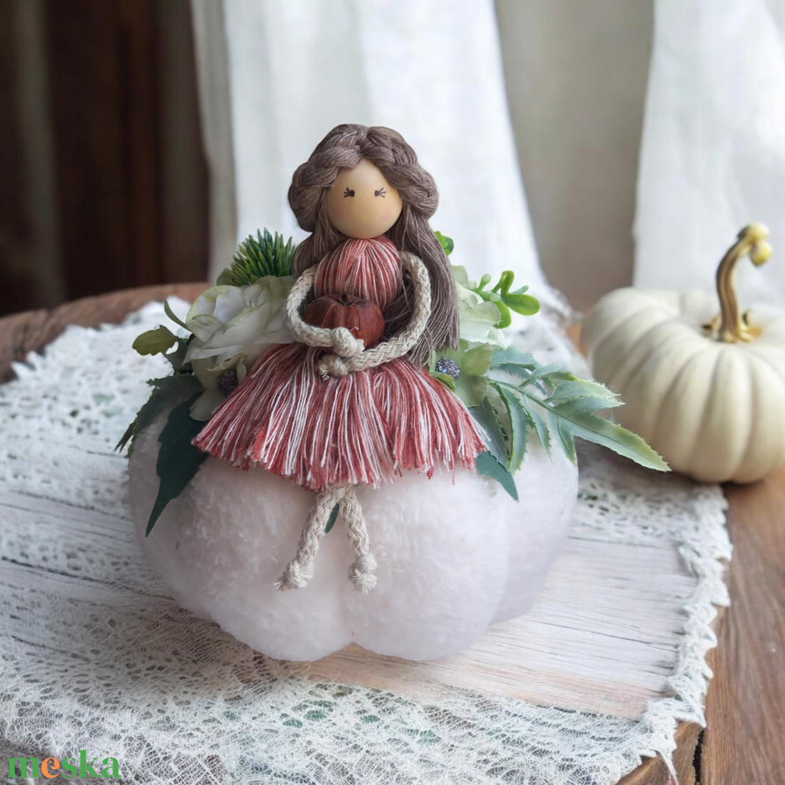 Makramé baba tökön Őszi asztali dekoráció élethű virágokkal, fehér-zöld-bordó színekben - otthon & életmód - dekoráció - halloween - halloweeni tök és lámpás - Meska.hu Makramé baba tökön Őszi asztali dekoráció élethű virágokkal, fehér-zöld-bordó színekben - otthon & életmód - dekoráció - halloween - halloweeni tök és lámpás - Meska.hu