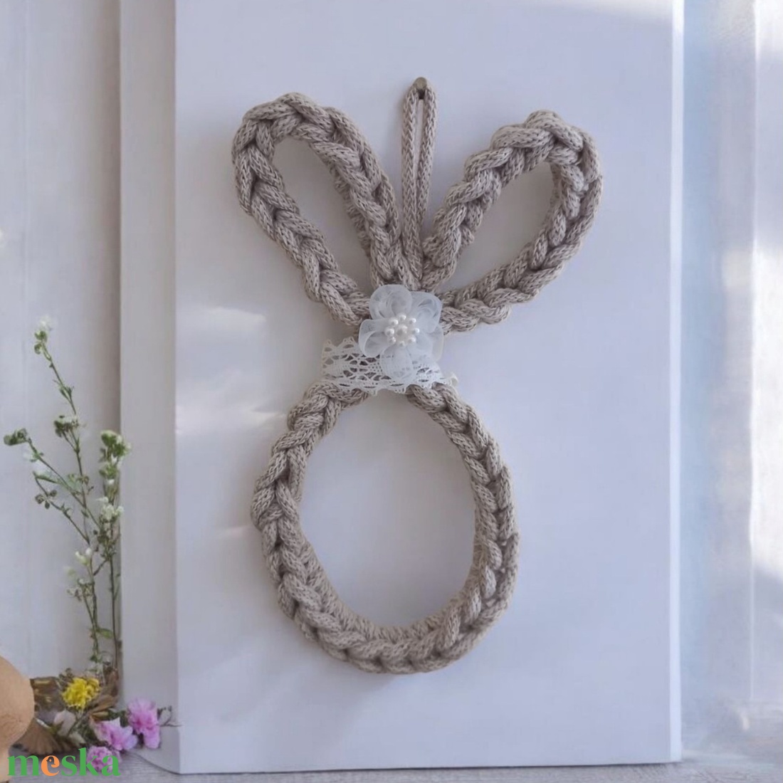 Horgolt Húsvéti Nyuszi - Makramé Fonalból, Virággal és Csipkével  - otthon & életmód - dekoráció - fali és függő dekoráció - falra akasztható dekor - Meska.hu