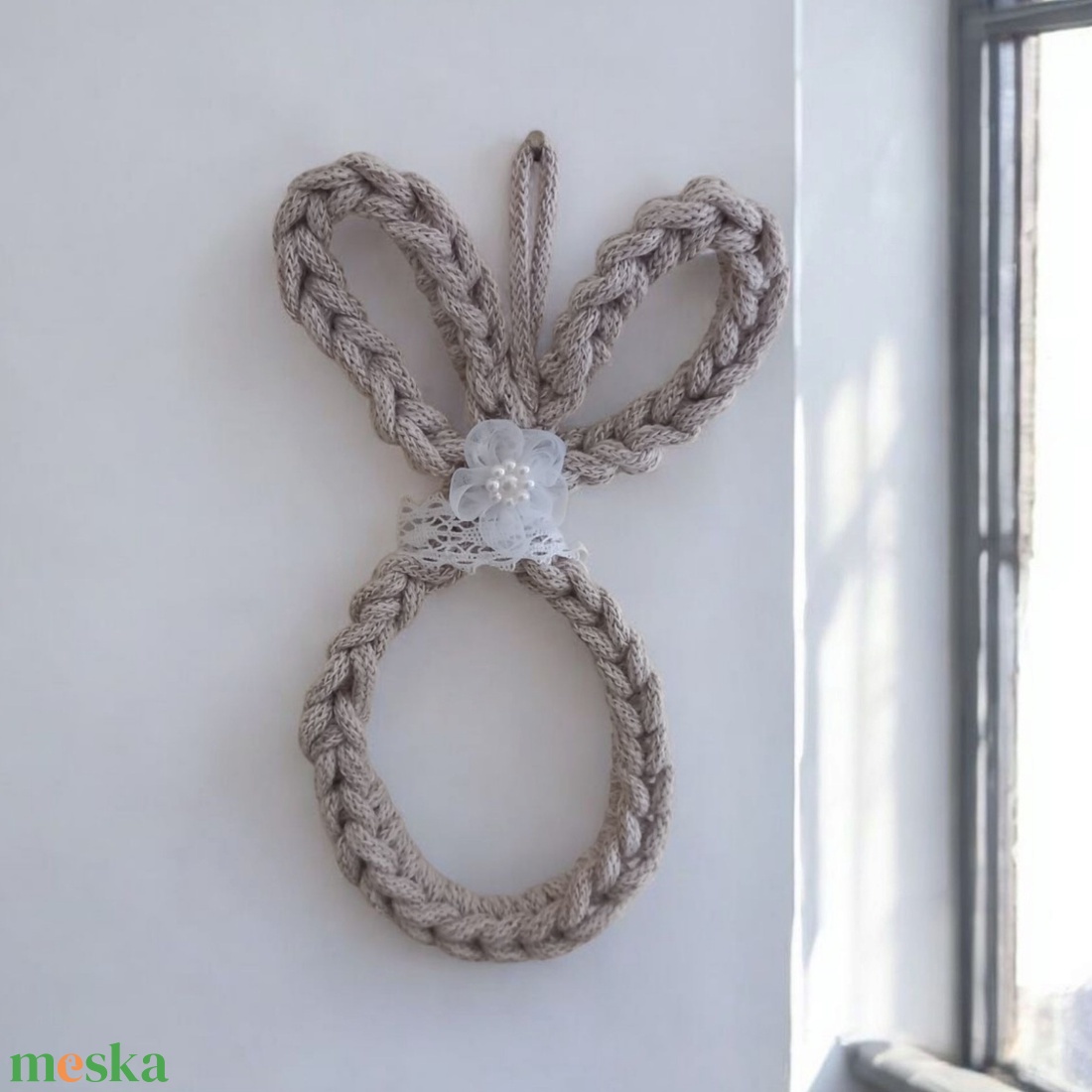 Horgolt Húsvéti Nyuszi - Makramé Fonalból, Virággal és Csipkével  - otthon & életmód - dekoráció - fali és függő dekoráció - falra akasztható dekor - Meska.hu