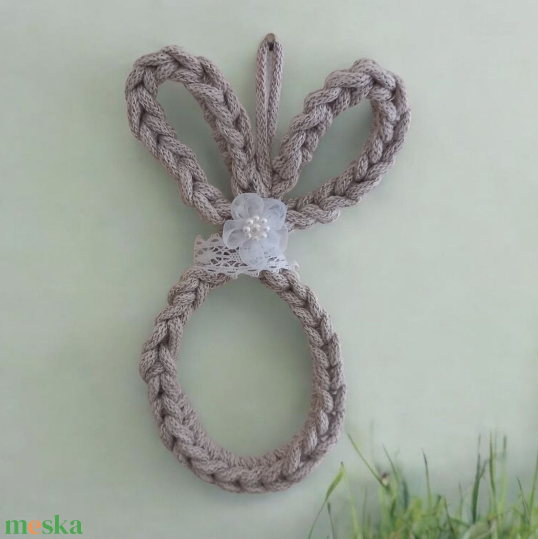 Horgolt Húsvéti Nyuszi - Makramé Fonalból, Virággal és Csipkével  - otthon & életmód - dekoráció - fali és függő dekoráció - falra akasztható dekor - Meska.hu