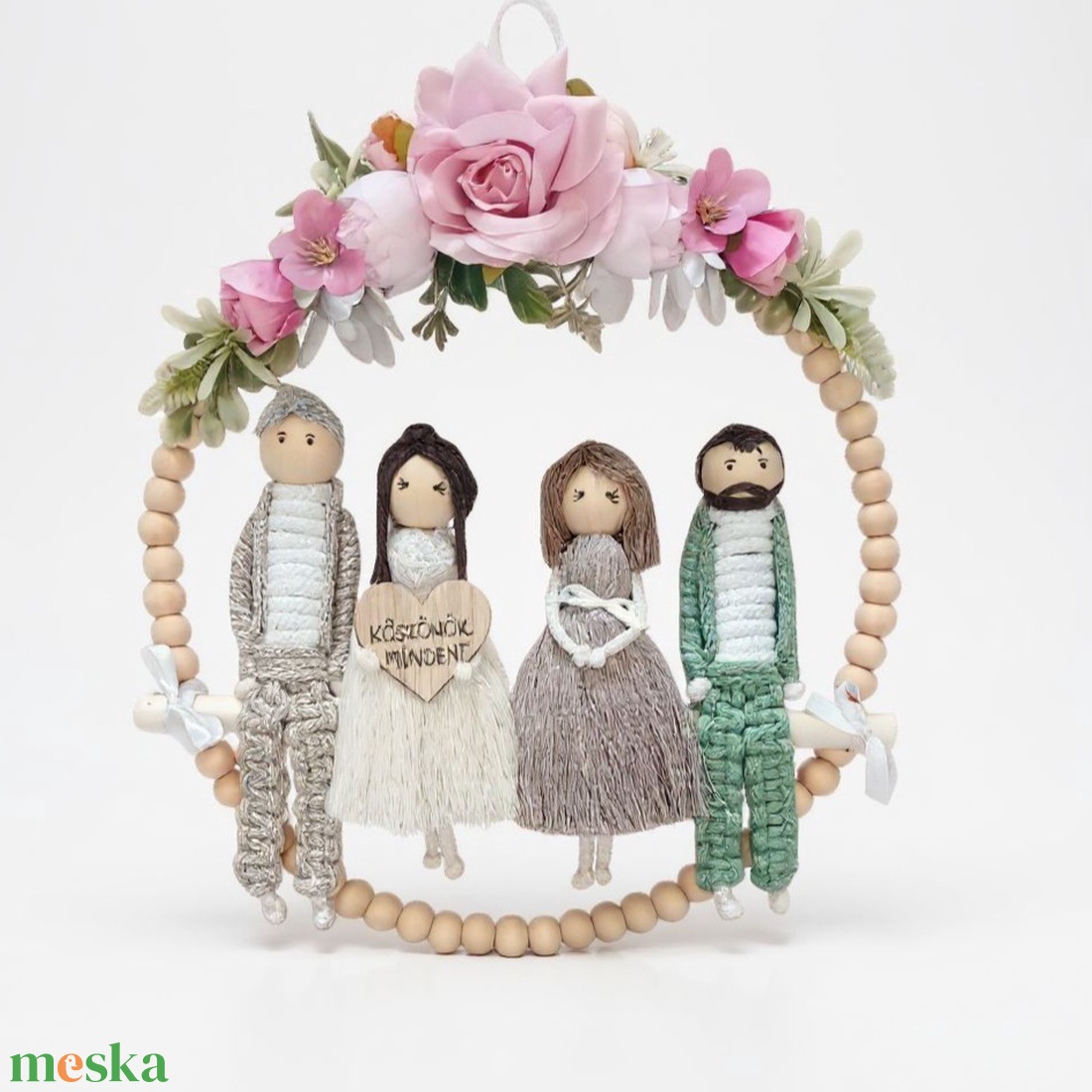 Szülőköszöntő falidísz esküvőre  személyre szabott makramé figurák fagyöngy karikán, virágdíszítéssel - esküvő - emlék & ajándék - szülőköszöntő ajándék - Meska.hu