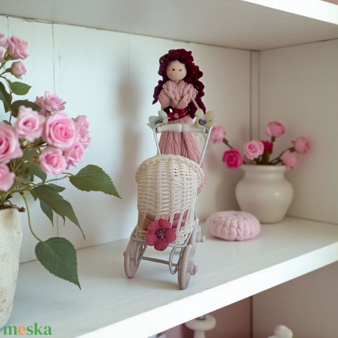 Makramé kismama babakocsival  virágos polcdísz - otthon & életmód - dekoráció - asztal és polc dekoráció - asztaldísz - Meska.hu