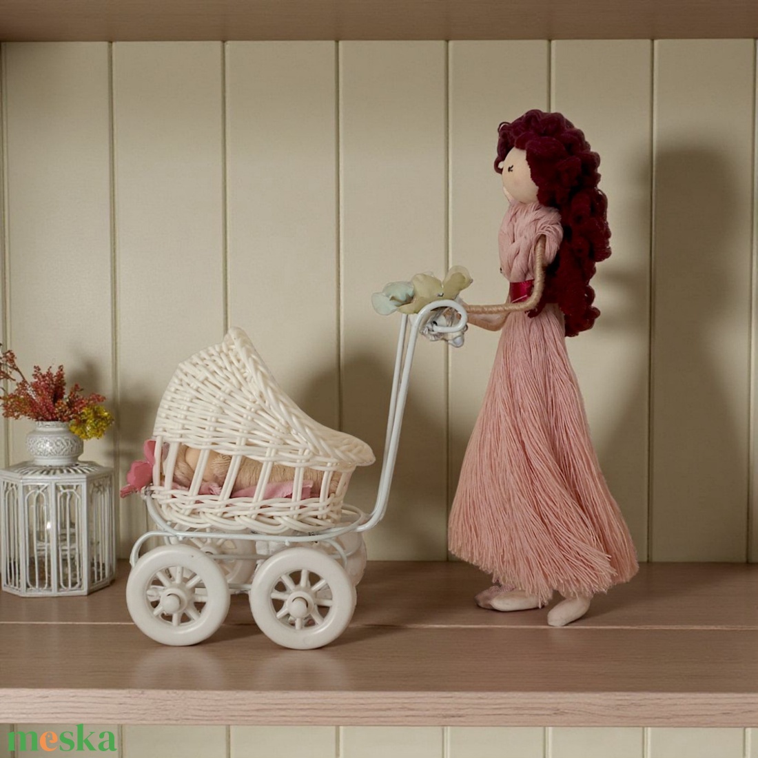 Makramé kismama babakocsival  virágos polcdísz - otthon & életmód - dekoráció - asztal és polc dekoráció - asztaldísz - Meska.hu