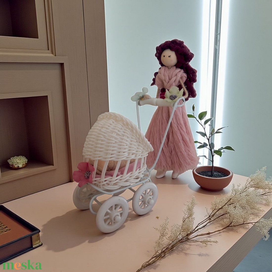 Makramé kismama babakocsival  virágos polcdísz - otthon & életmód - dekoráció - asztal és polc dekoráció - asztaldísz - Meska.hu