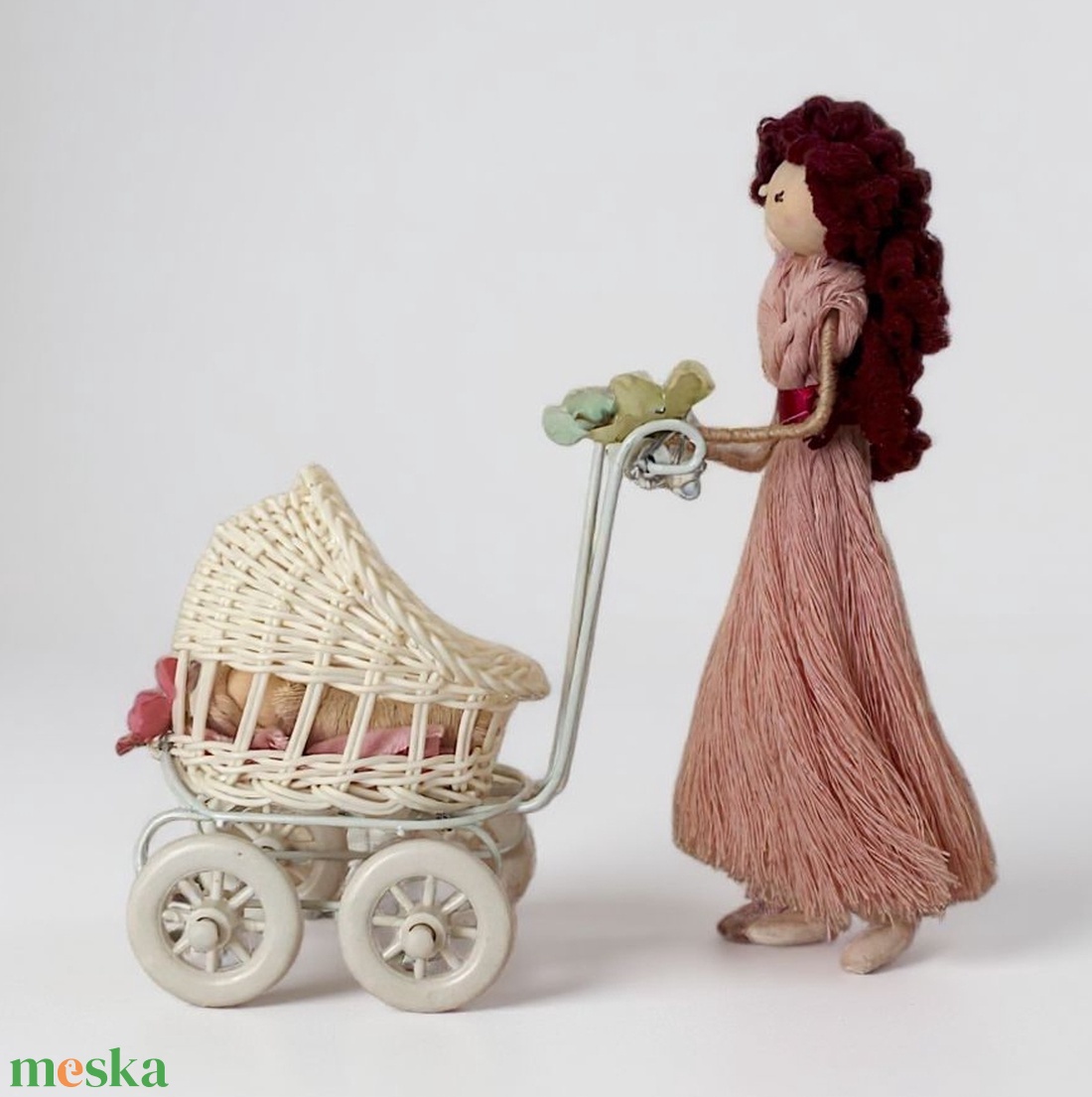 Makramé kismama babakocsival  virágos polcdísz - otthon & életmód - dekoráció - asztal és polc dekoráció - asztaldísz - Meska.hu