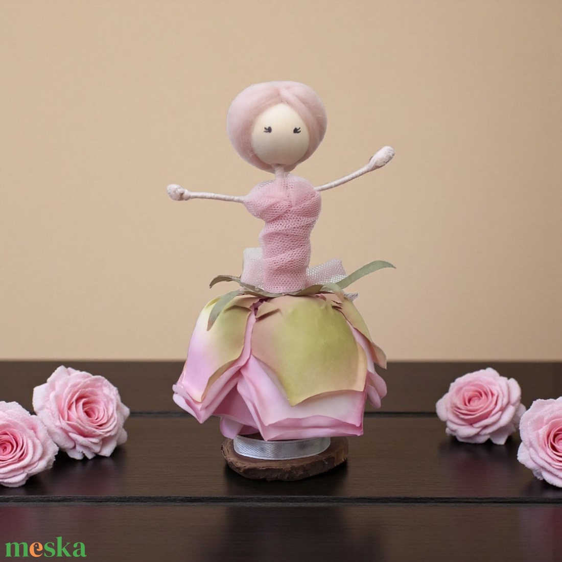 Romantikus rózsaszoknyás lány  egyedi kézműves polcdísz (14 cm) - otthon & életmód - dekoráció - asztal és polc dekoráció - asztaldísz - Meska.hu