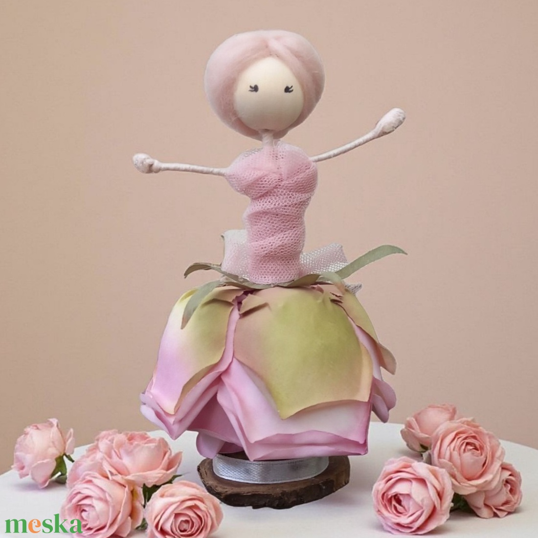 Romantikus rózsaszoknyás lány  egyedi kézműves polcdísz (14 cm) - otthon & életmód - dekoráció - asztal és polc dekoráció - asztaldísz - Meska.hu