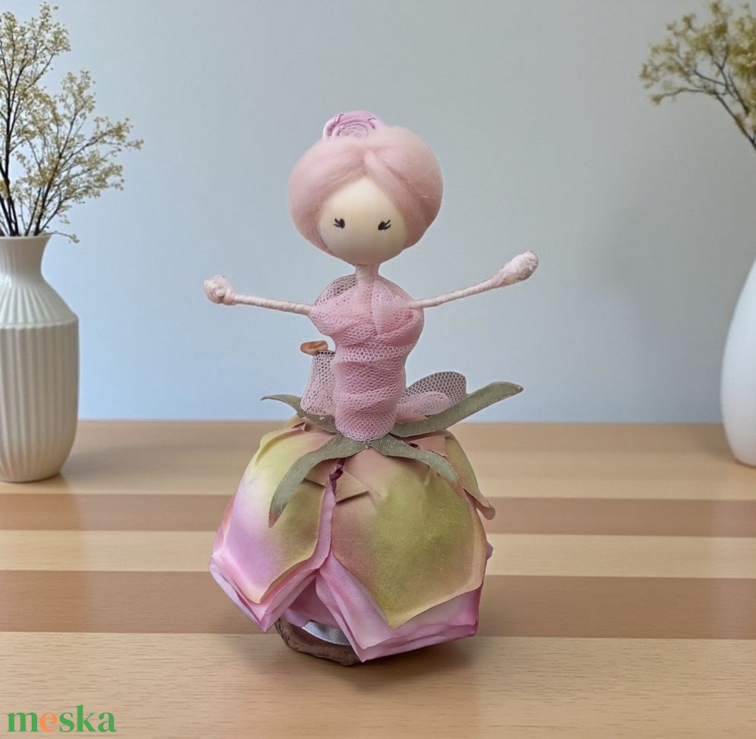Romantikus rózsaszoknyás lány  egyedi kézműves polcdísz (14 cm) - otthon & életmód - dekoráció - asztal és polc dekoráció - asztaldísz - Meska.hu